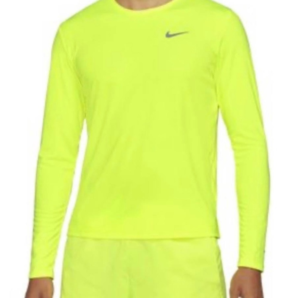 Women’s Nike Miler running top.